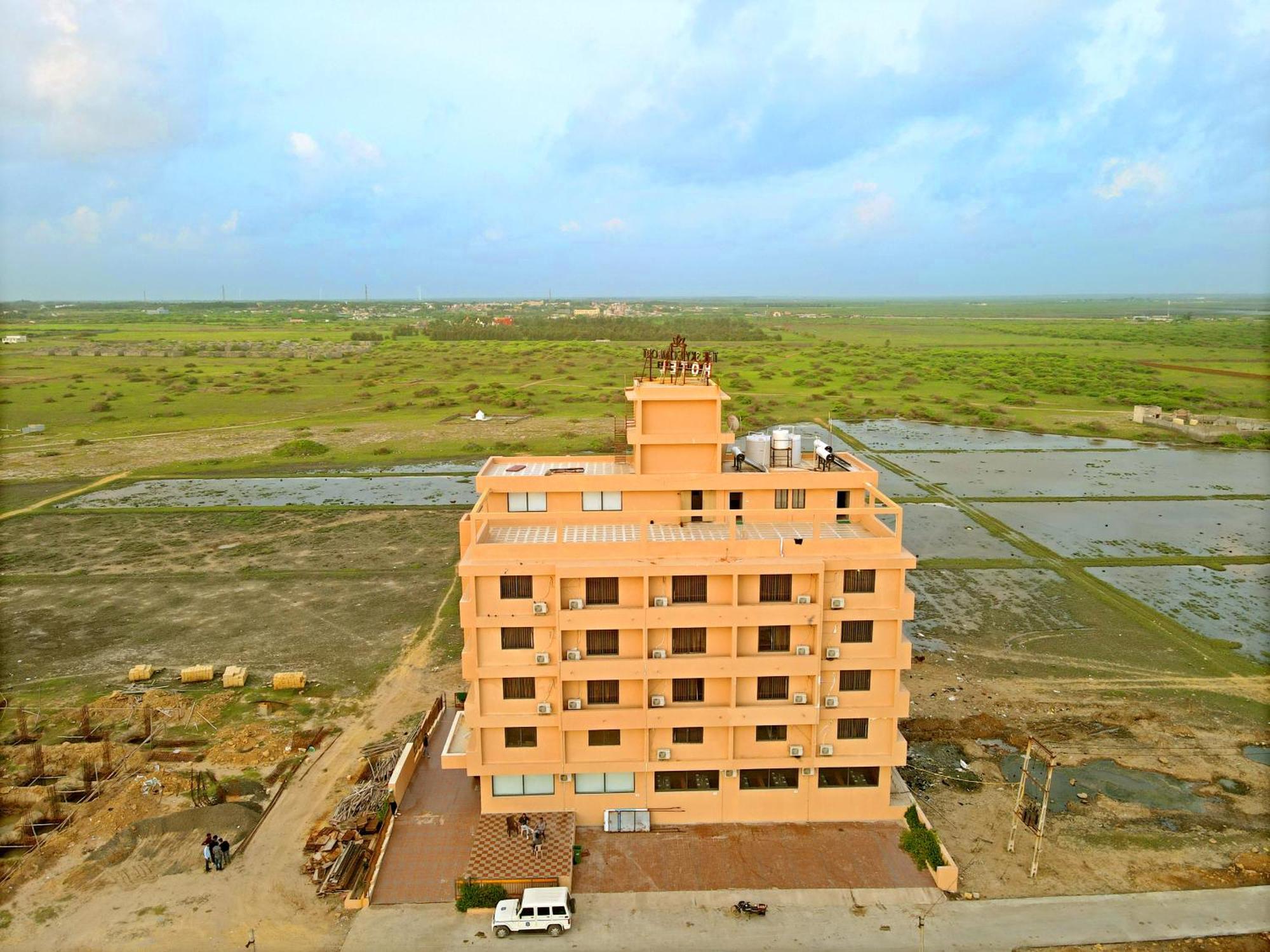 The Sky Comfort Beach Hotel, Dwarka Eksteriør billede