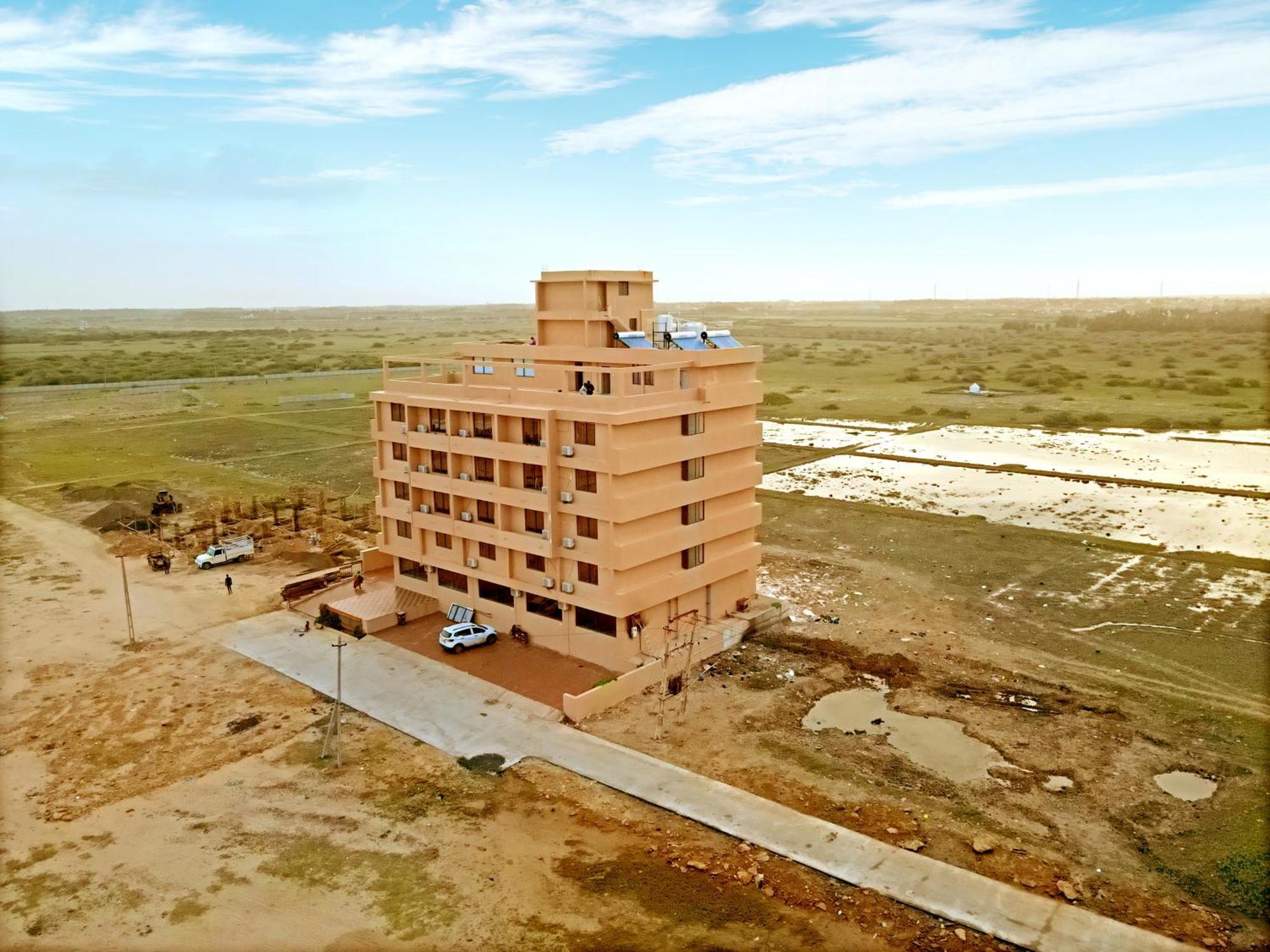 The Sky Comfort Beach Hotel, Dwarka Eksteriør billede